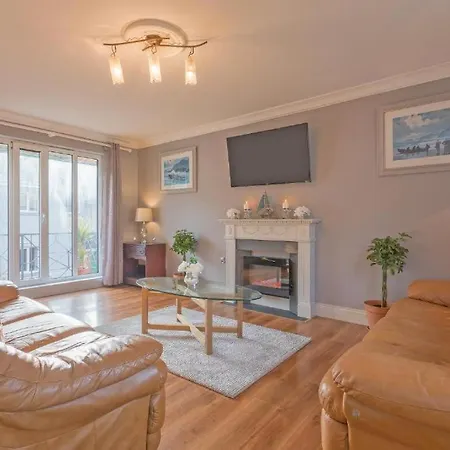 Town Square Townhouse - Location In * גלוואיי