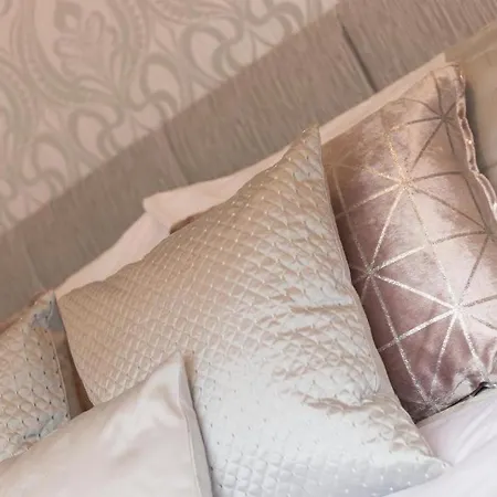 Town Square Townhouse - Location In גלוואיי